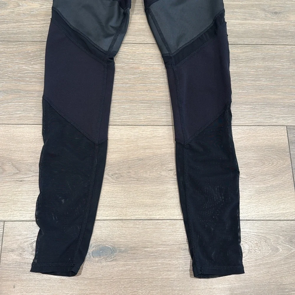 ALO YOGA Black Glossy Sheila‎ Tonal Mesh Panel High-Waist Active Leggings Size S